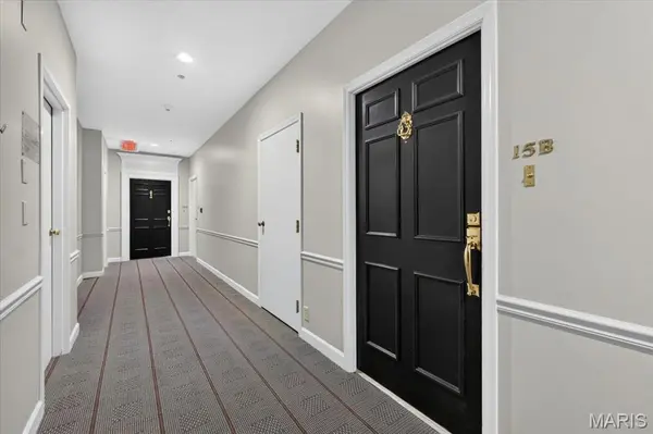 816 S Hanley RD #15B, Clayton, MO 63105