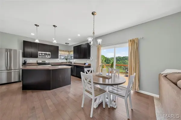 302 Pecan Bluffs DR, Wentzville, MO 63385