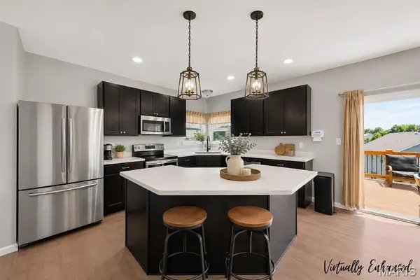 302 Pecan Bluffs DR, Wentzville, MO 63385