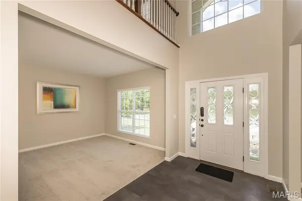 12 Chasselle LN, Creve Coeur, MO 63141