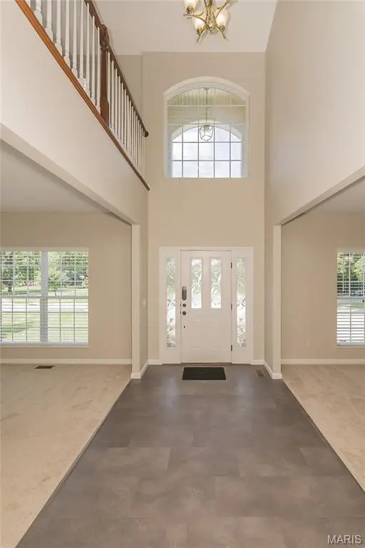 12 Chasselle LN, Creve Coeur, MO 63141