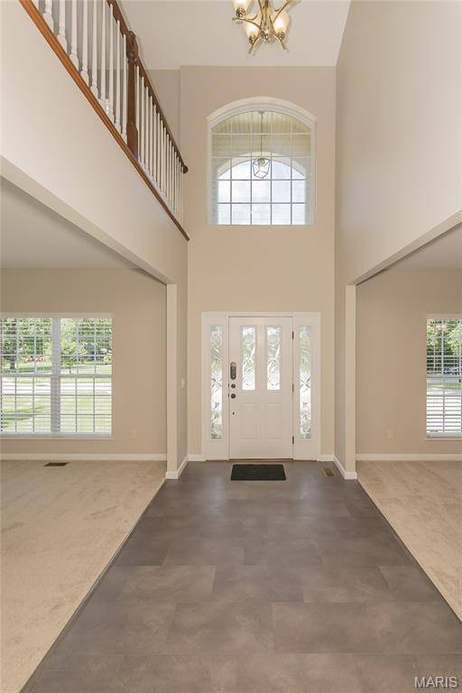 12 Chasselle LN, Creve Coeur, MO 63141