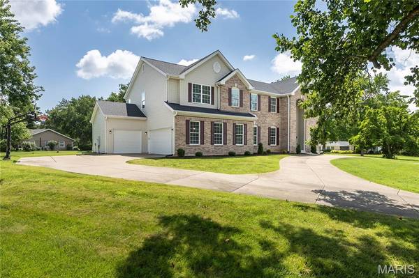 12 Chasselle LN, Creve Coeur, MO 63141
