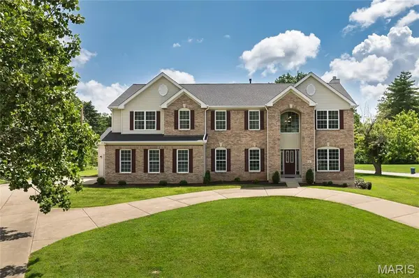 12 Chasselle LN,  Creve Coeur,  MO 63141