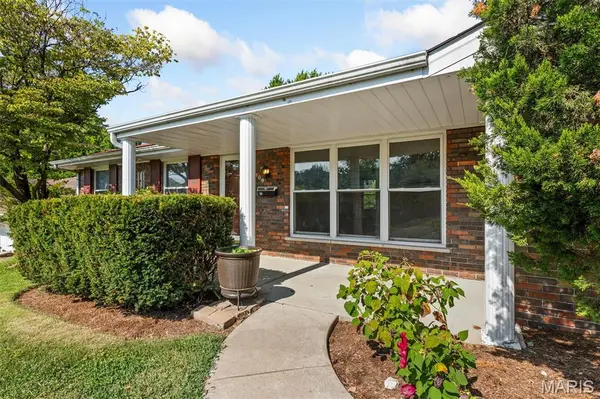 109 Meadowlark LN, St Charles, MO 63301
