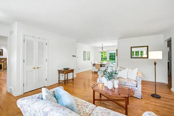 456 Fairview AVE, Glen Ellyn, IL 60137