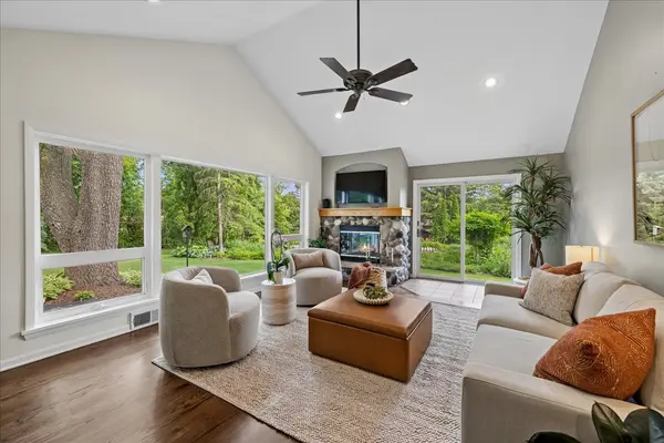 166 Mohawk TRL, Algonquin, IL 60102