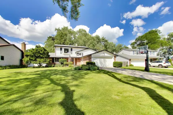 8 Charles CT, Buffalo Grove, IL 60089
