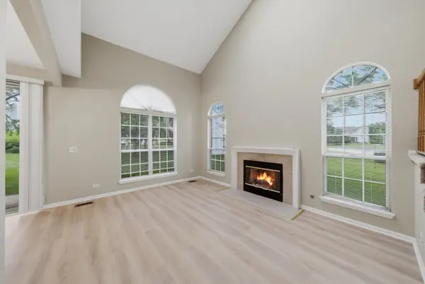 610 Woodhaven DR, Mundelein, IL 60060