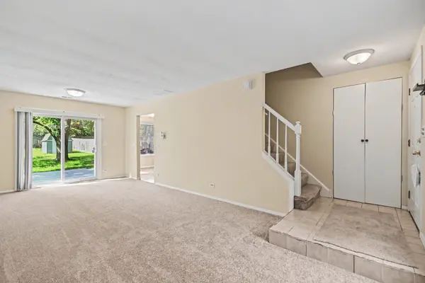 43 Stonefield DR, Glendale Heights, IL 60139