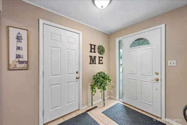 641 Devonshire LN, Crystal Lake, IL 60014