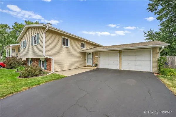 641 Devonshire LN, Crystal Lake, IL 60014