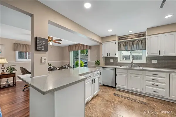641 Devonshire LN, Crystal Lake, IL 60014