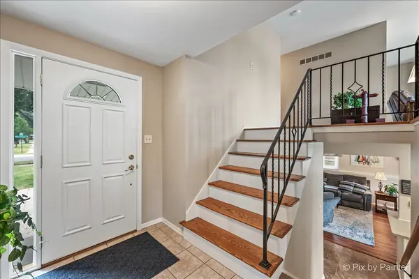 641 Devonshire LN, Crystal Lake, IL 60014