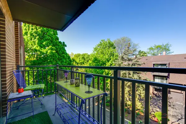 1000 Deerfield RD #303, Highland Park, IL 60035