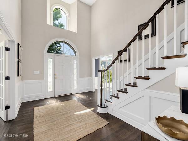 2S351 Chaucer CT, Glen Ellyn, IL 60137