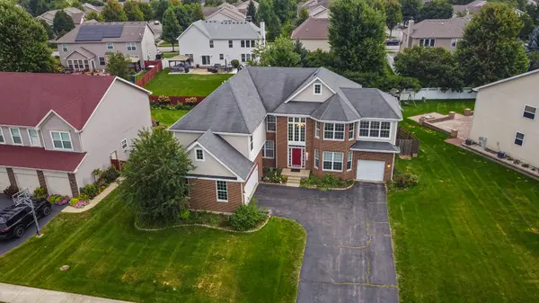 165 Sunflower LN, Bartlett, IL 60103