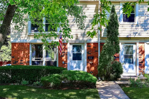 2061 Essex CT, Streamwood, IL 60107