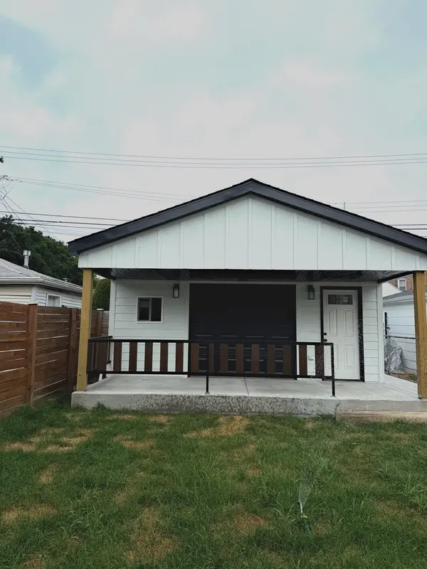 4852 W MELROSE ST, Chicago, IL 60641