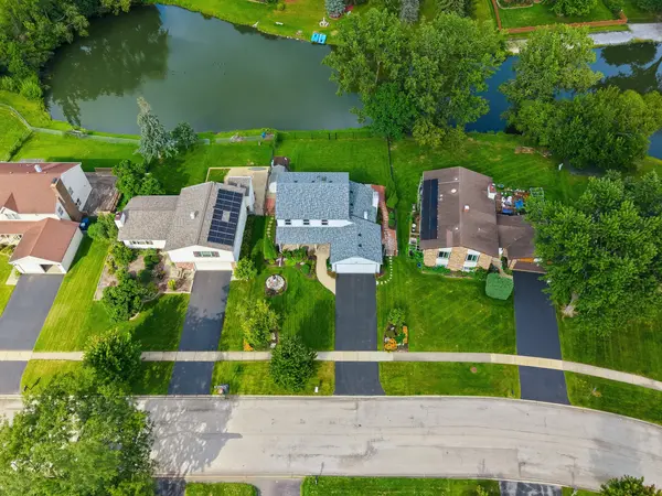 969 E Castlewood LN, Bartlett, IL 60103