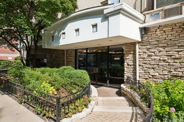 426 W Barry AVE #308, Chicago, IL 60657