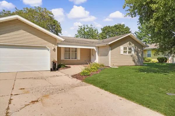 908 Hillside CT, Monticello, IL 61856