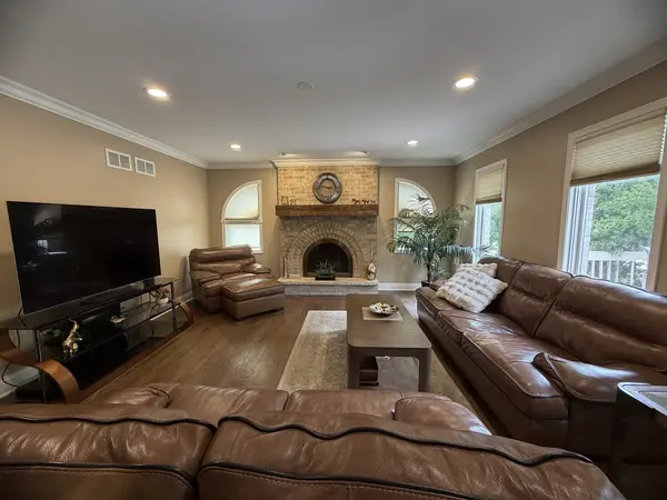 15 Meagan LN, Lemont, IL 60439