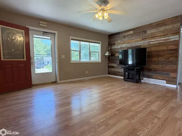 701 E 27th ST, Newton, IA 50208