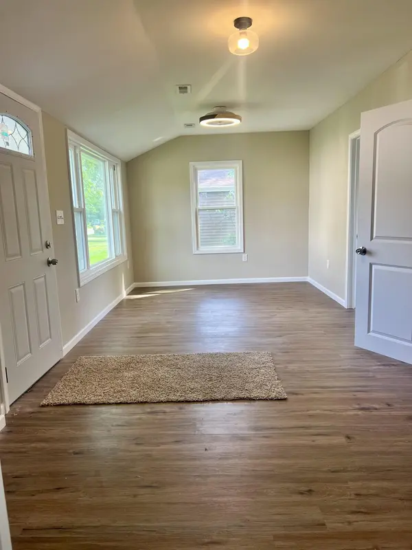 4 Kenworthy ST, Valparaiso, IN 46385