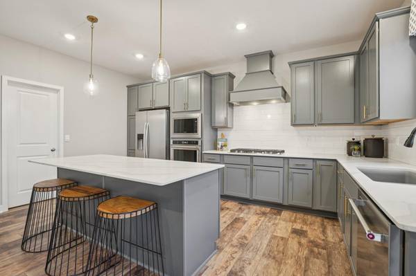 1686 Elbert DR, Shakopee, MN 55379