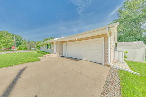 7840 Winsdale ST N, Golden Valley, MN 55427