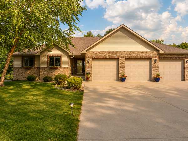 120 Sunburst CIR, Mankato, MN 56001