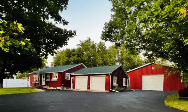 N3686 CTY RD W, New London, WI 54961
