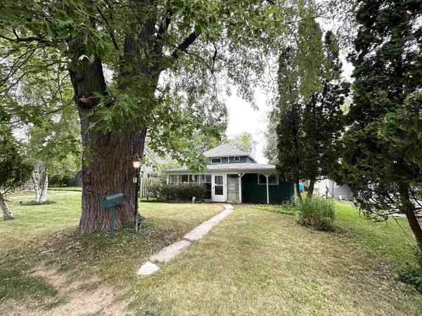 2865 SUNSET POINT LN, Oshkosh, WI 54901