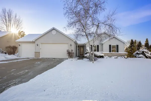 2340 DEERPATH CIR, Neenah, WI 54956
