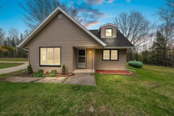 N9052 PINES RD, Middle Inlet, WI 54177