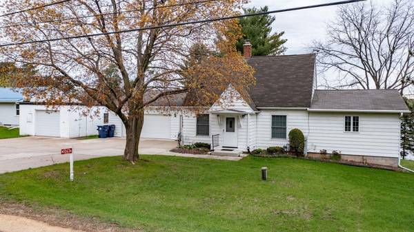 N10636 LAKESHORE RD, Clintonville, WI 54929-9006