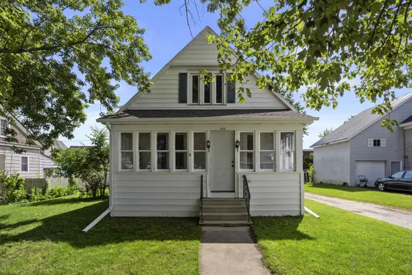 910 S PEARL ST, New London, WI 54961