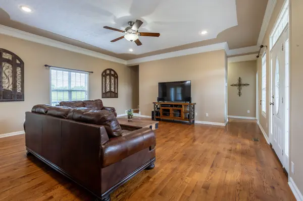 387 Center Point Dr, Summertown, TN 38483