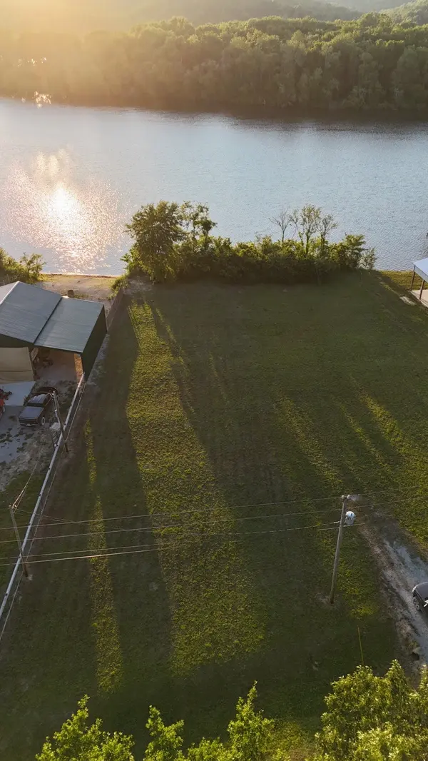 2825 Hardin Bottom River Rd, Clifton, TN 38425
