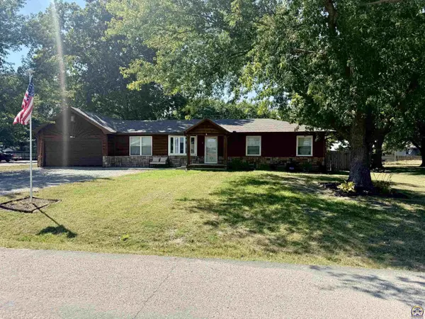 208 Willow LN, Perry, KS 66073
