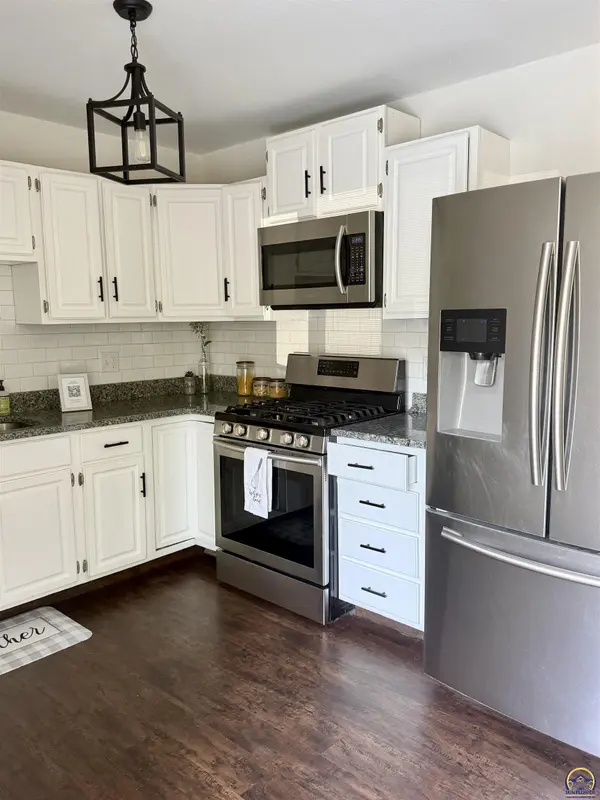 208 Willow LN, Perry, KS 66073