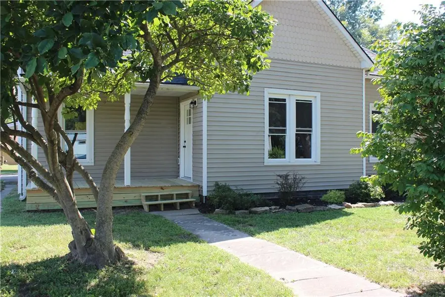 409 Shivel AVE, Gower, MO 64454