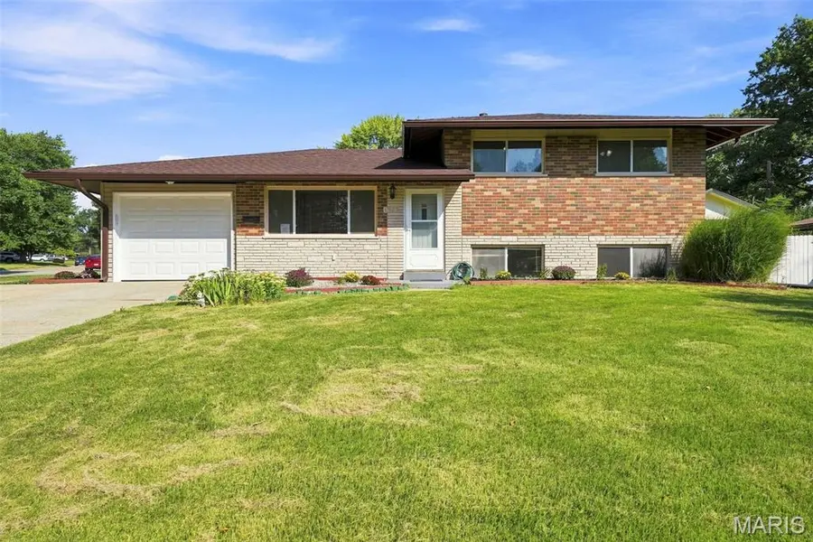 1925 Apple Blossom CT, Florissant, MO 63031