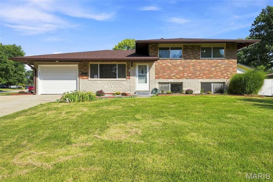1925 Apple Blossom CT, Florissant, MO 63031