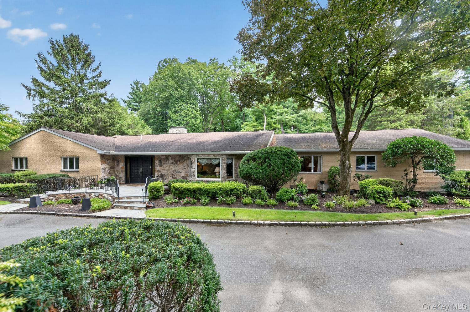 10 Dorchester DR, Muttontown, NY 11545