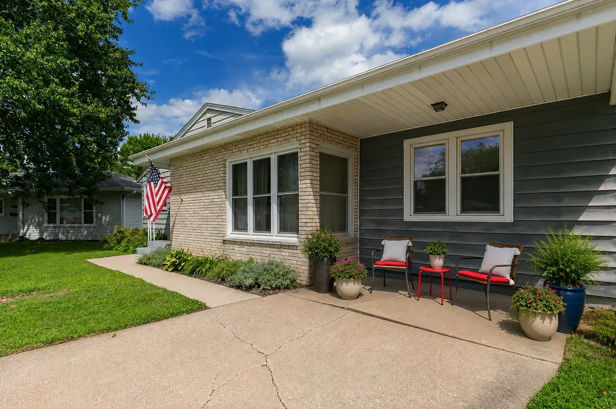 1222 7th Avenue CT, Silvis, IL 61282