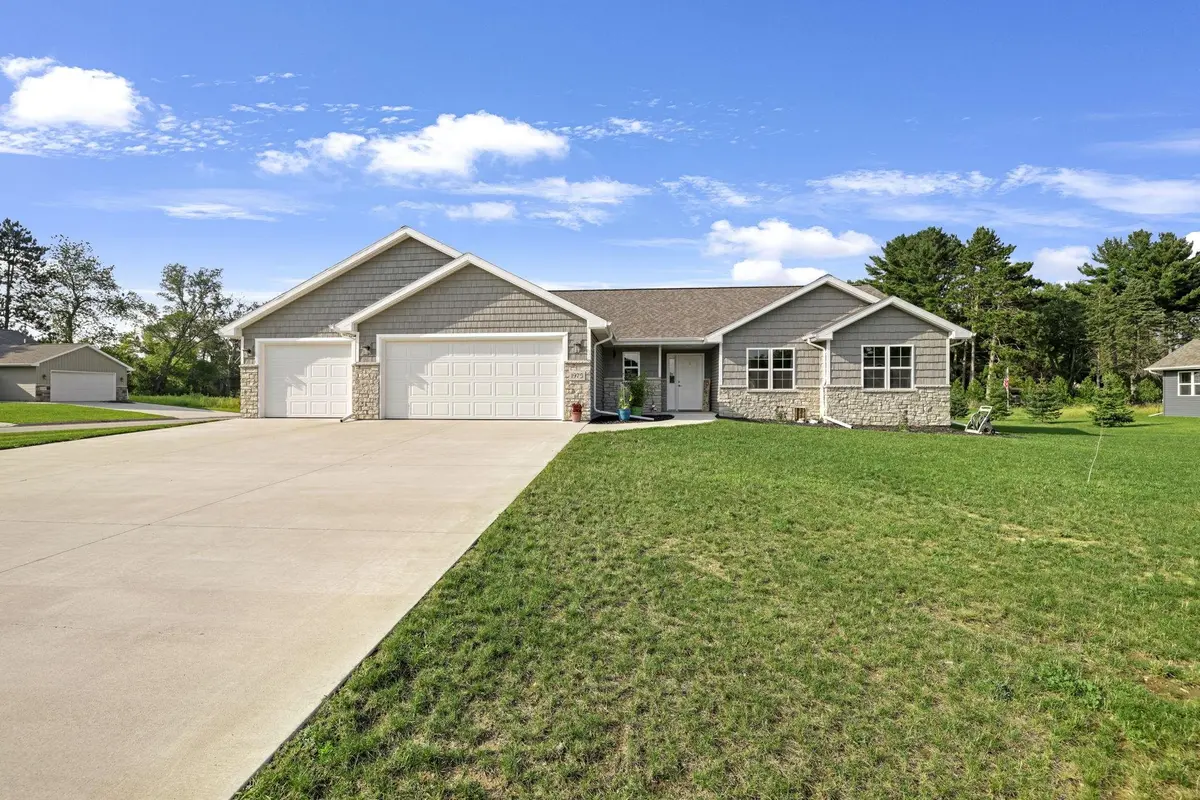 1975 PENNY LN, New London, WI 54961