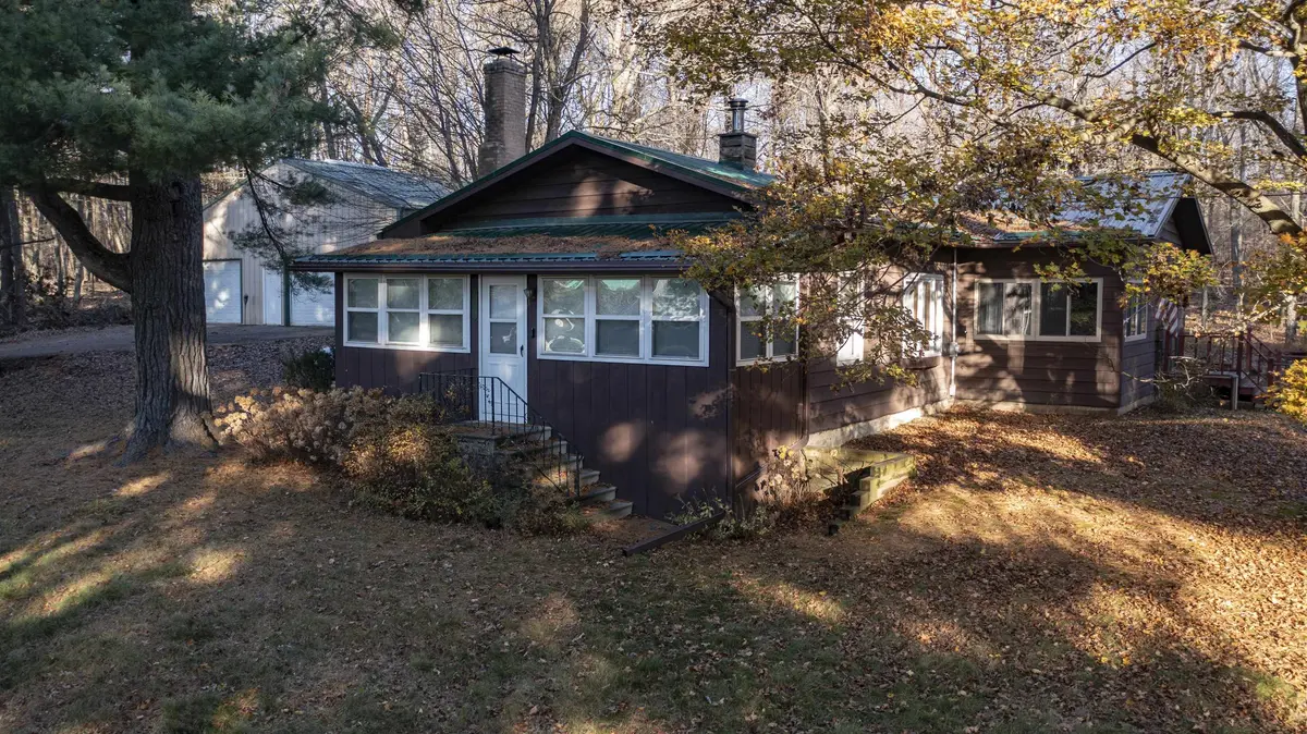 N9052 MOEN RD, Iola, WI 54945