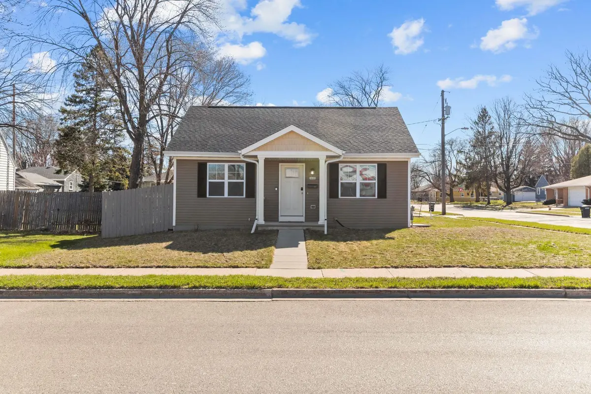 1602 BOWEN ST, Oshkosh, WI 54901